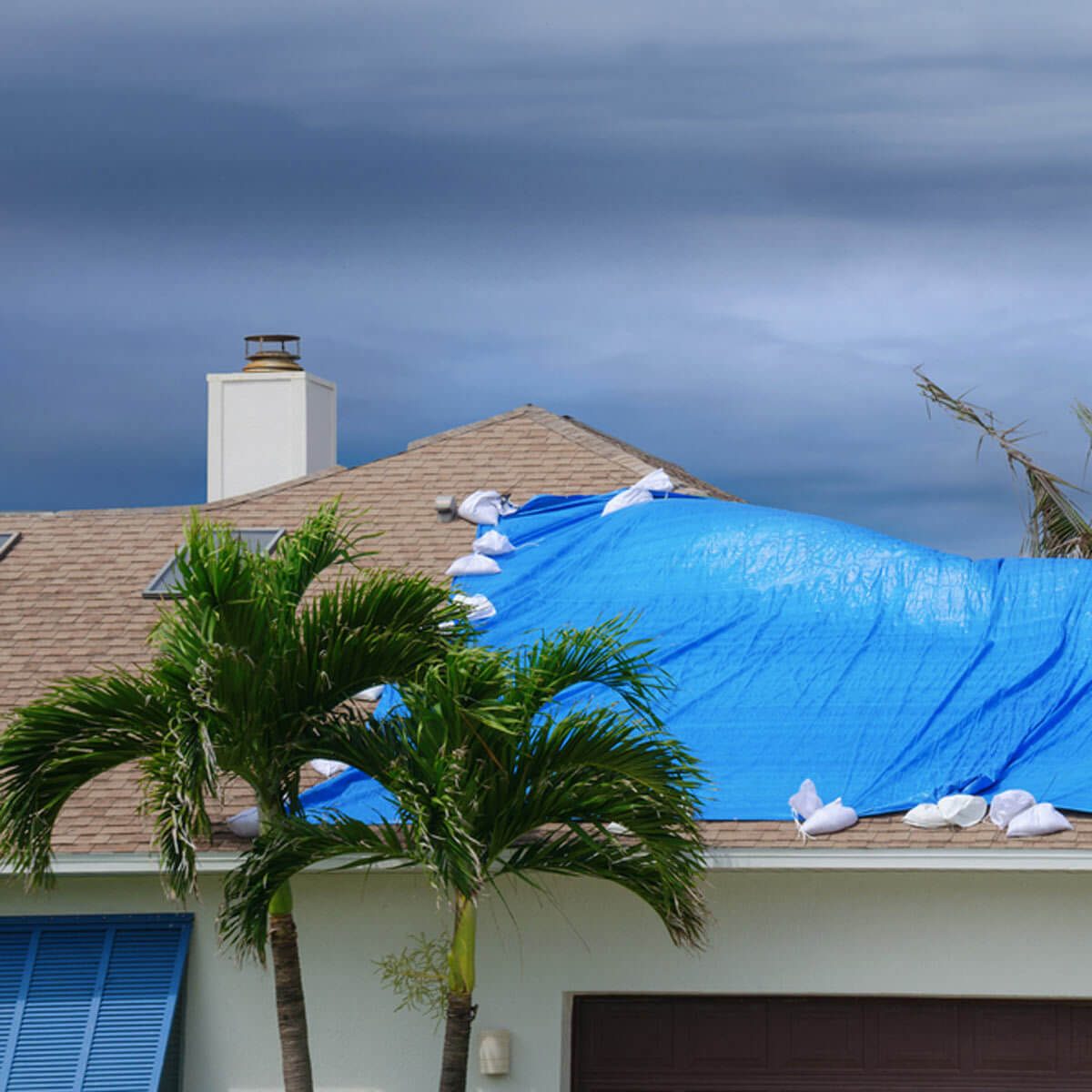 暴风雨期间屋顶保护