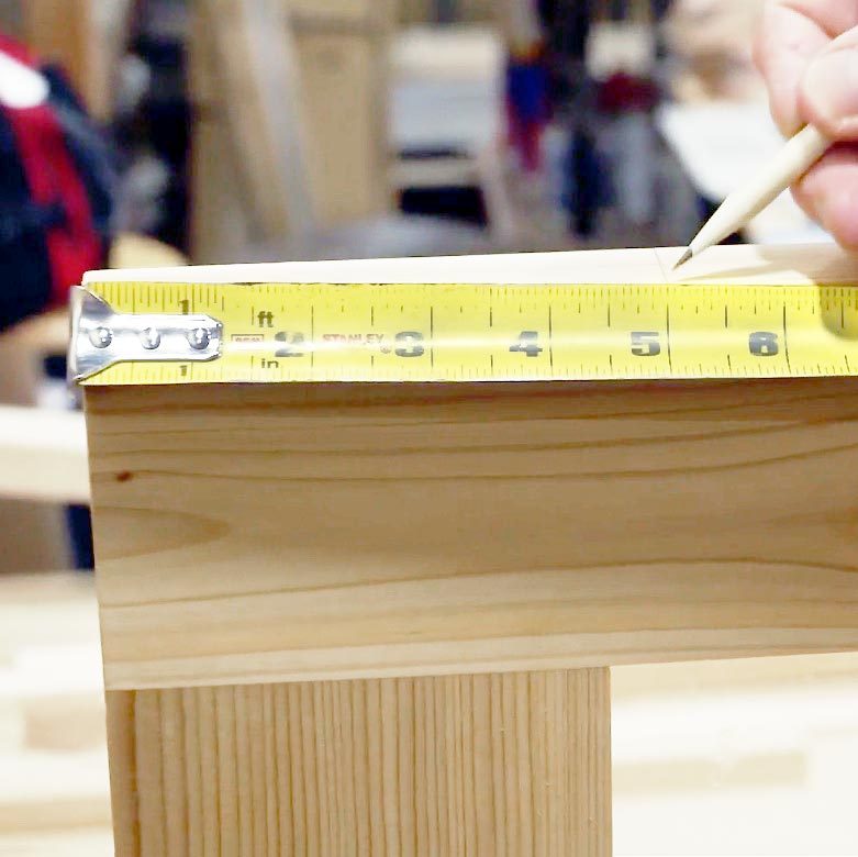 关闭磁带测量器和手用笔标识木头测量