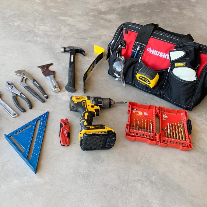 工具袋和工具分布在混凝土楼