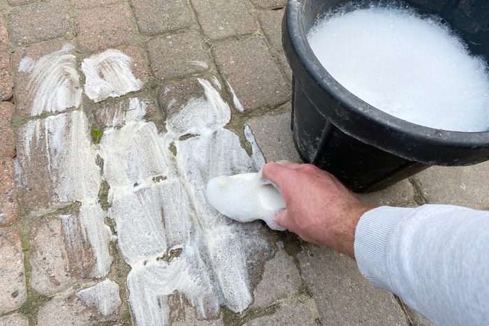 手洗人桶肥皂水和海绵